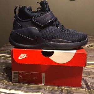 Navy blue Nike Kwazi gym shoes